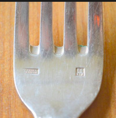 Fourchette argent poinçon tête d'aigle or manche bois clair