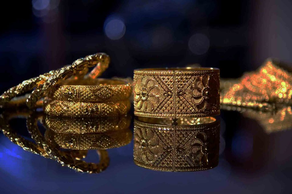 Bracelets or travaillé motifs floraux géométriques pierre précieuse