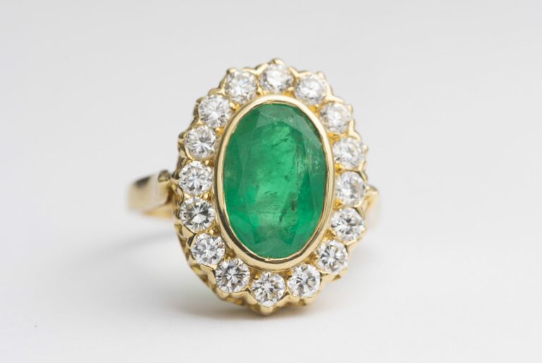 BAGUE POMPADOUR OR 18K DIAMANTS EMERAUDE