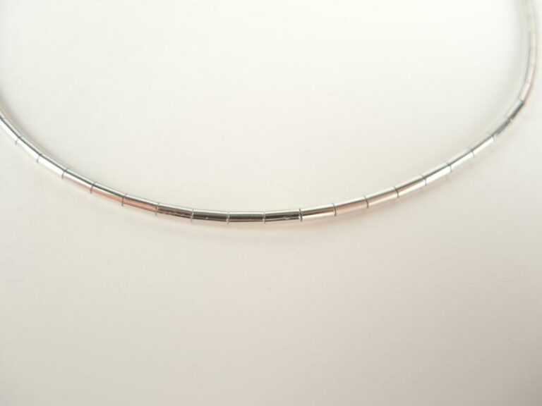 Collier ras de cou cartier or blanc