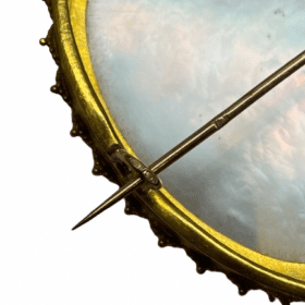 BROCHE PORTRAIT OR 18K ET NACRE — photo 6