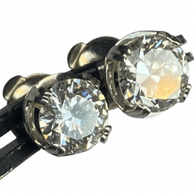 BOUCLES D'OREILLES PUCES OR 18K ET DIAMANTS ENV 1,20CTS ET 1,30 CTS — photo 5