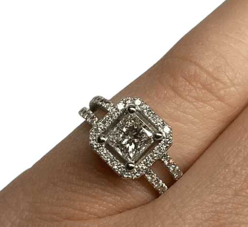 BAGUE SOLITAIRE OR 18K DIAMANTS DONT CENTRAL ENV. 0,70CT (T.46)