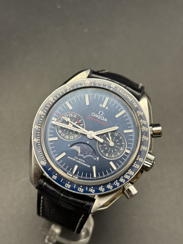 Omega Speedmaster Moonphase Moonwatch 6 990 € N°. de réf.: 304.33.44.52.03.001