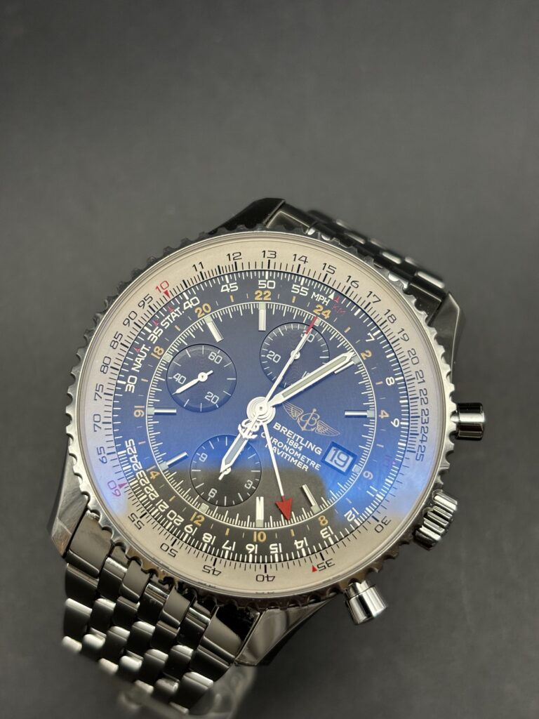 Breitling Navitimer World 4 200 € N°. de réf.: A2432212/B726 |
