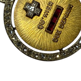 MEDAILLE D'AMOUR A.AUGIS OR 18K DIAMANTS RUBIS — photo 4