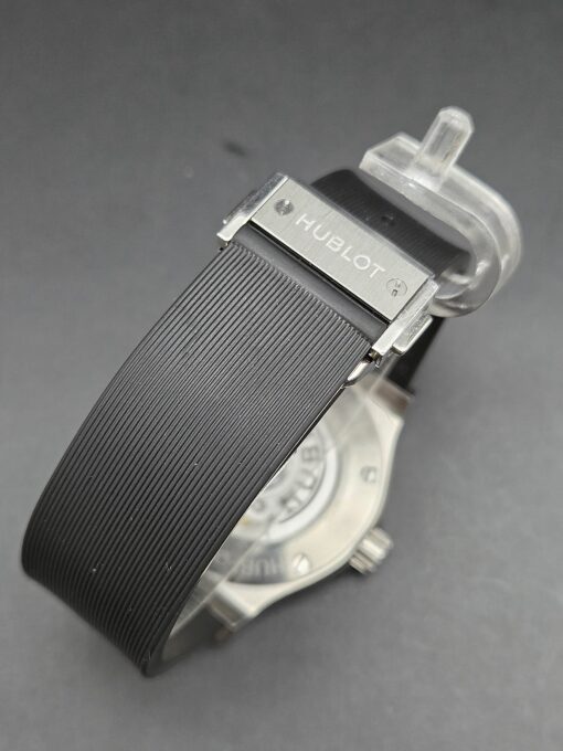 Hublot Classic Fusion Green 4 700 € réf.: 542.NX.8970.LR