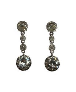 BOUCLES D’OREILLES PLATINE ET DIAMANTS DONT 0,60CT ET 1,50 CTS (X2)