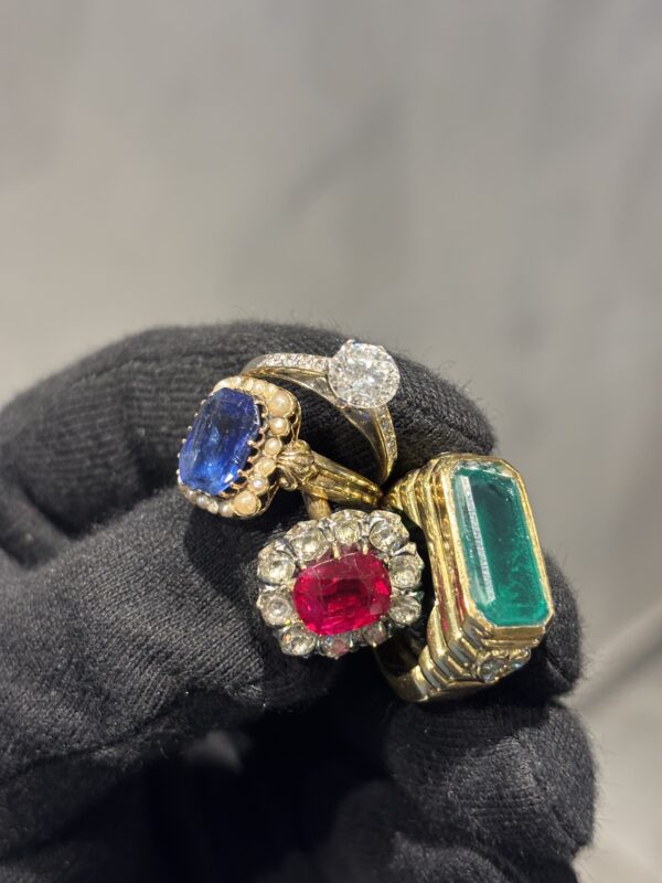 Vendre ses bagues avec émeraude, saphir, rubis et diamants