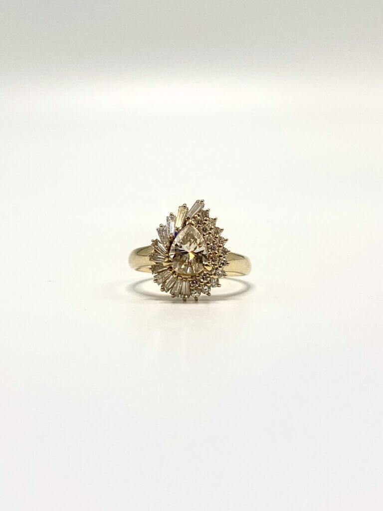 Bague or jaune 18K diamants dont poire environ 1,10 cts (T.60)