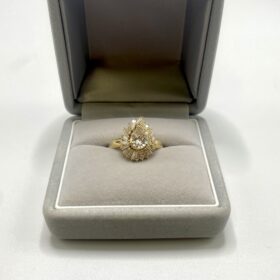Bague or jaune 18K diamants dont poire environ 1,10 cts (T.60) — photo 5