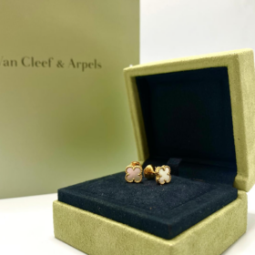 PUCES VAN CLEEF & ARPELS SWEET ALHAMBRA OR 18K ET NACRE — photo 4