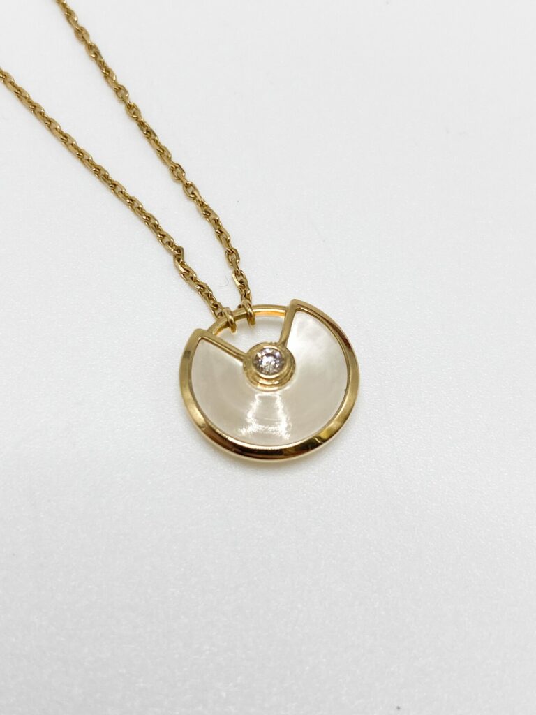 COLLIER CARTIER AMULETTE OR 18K DIAMANT NACRE