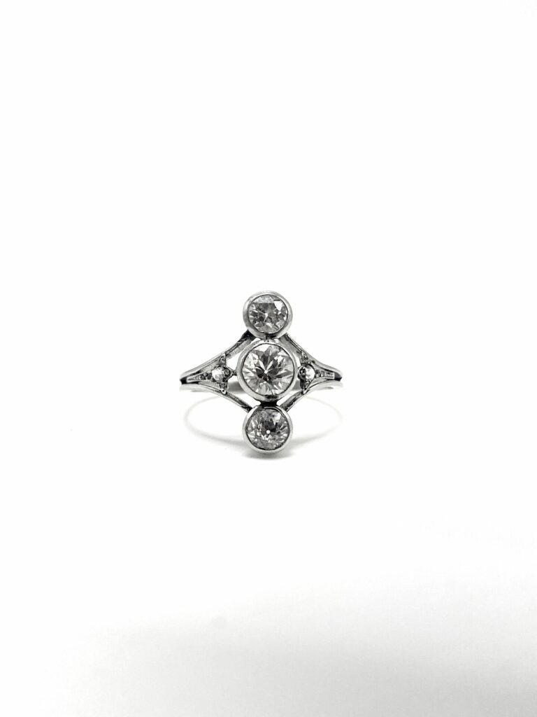 BAGUE ART DECO PLATINE ET TRIO DE DIAMANTS (T.55)
