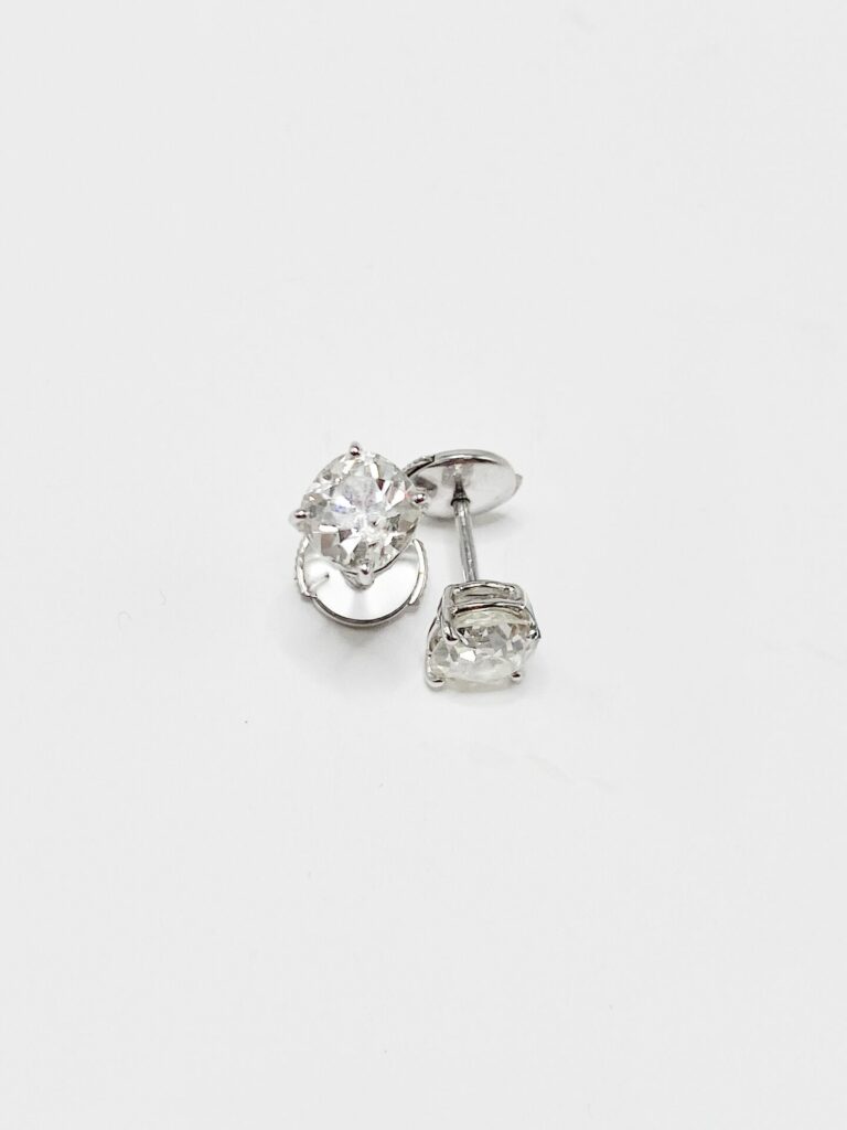 BOUCLES D’OREILLES PUCES OR 18K ENV. 1 CT(x2)
